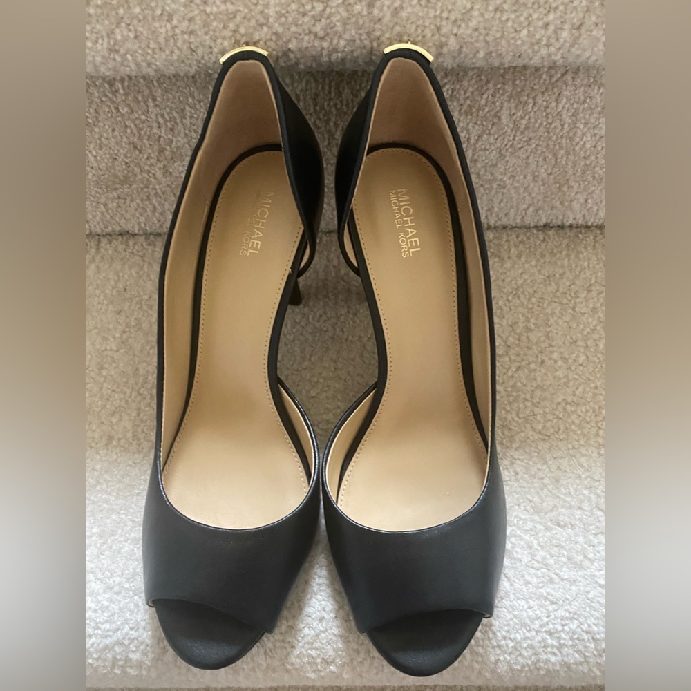 Womens like new Michael Kors size 8.5 black